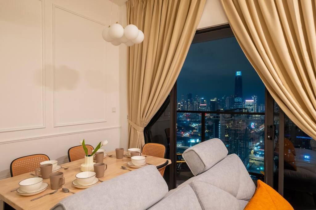 Trion KL city amazing view with bathtub room 8pax