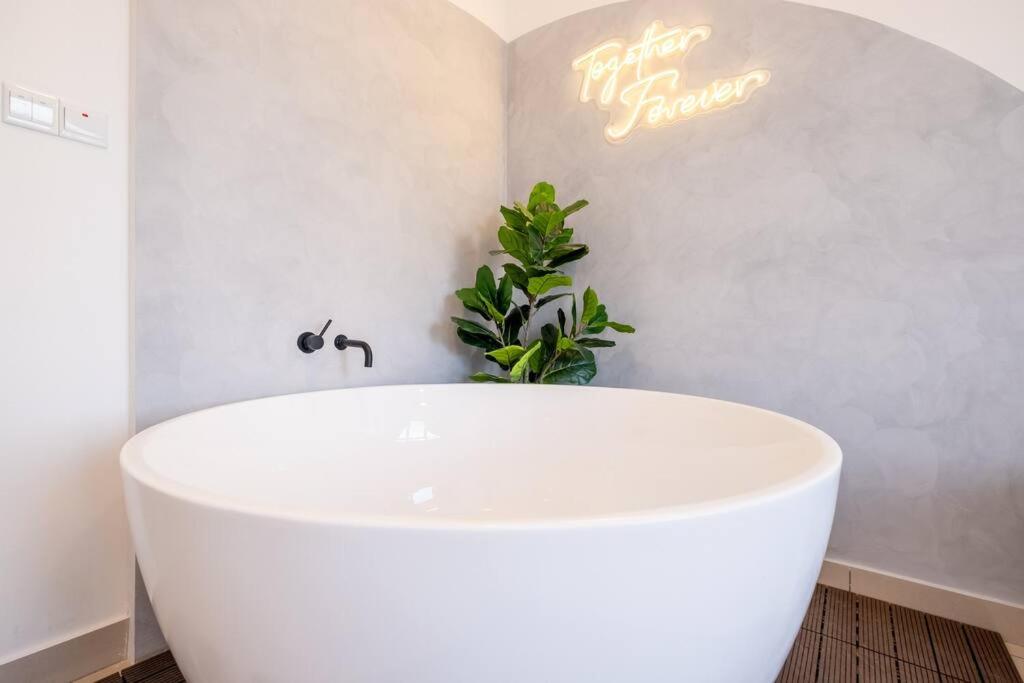 Trion KL city amazing view with bathtub room 8pax