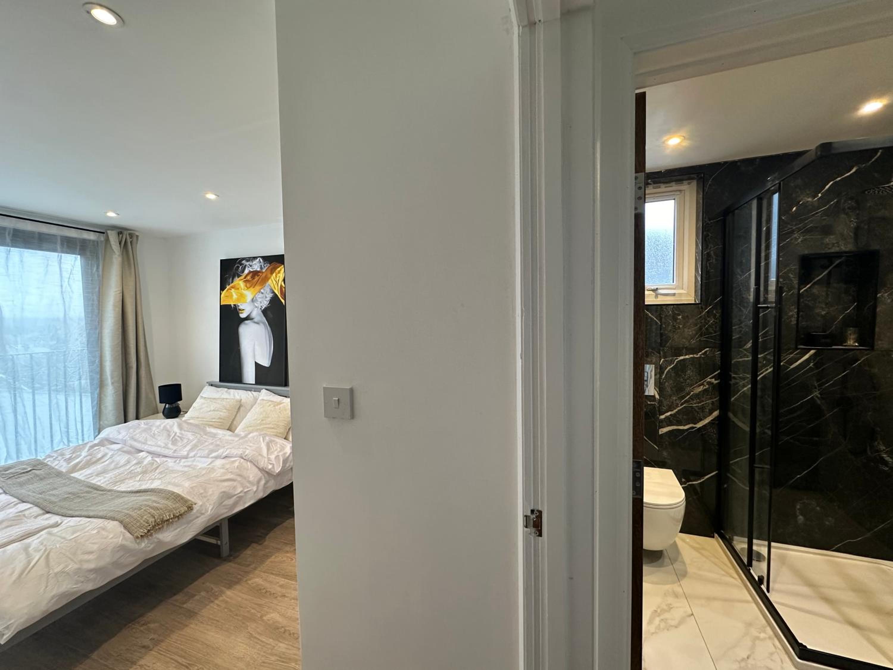 Luxurious & Elegant 6-Bed House view 2