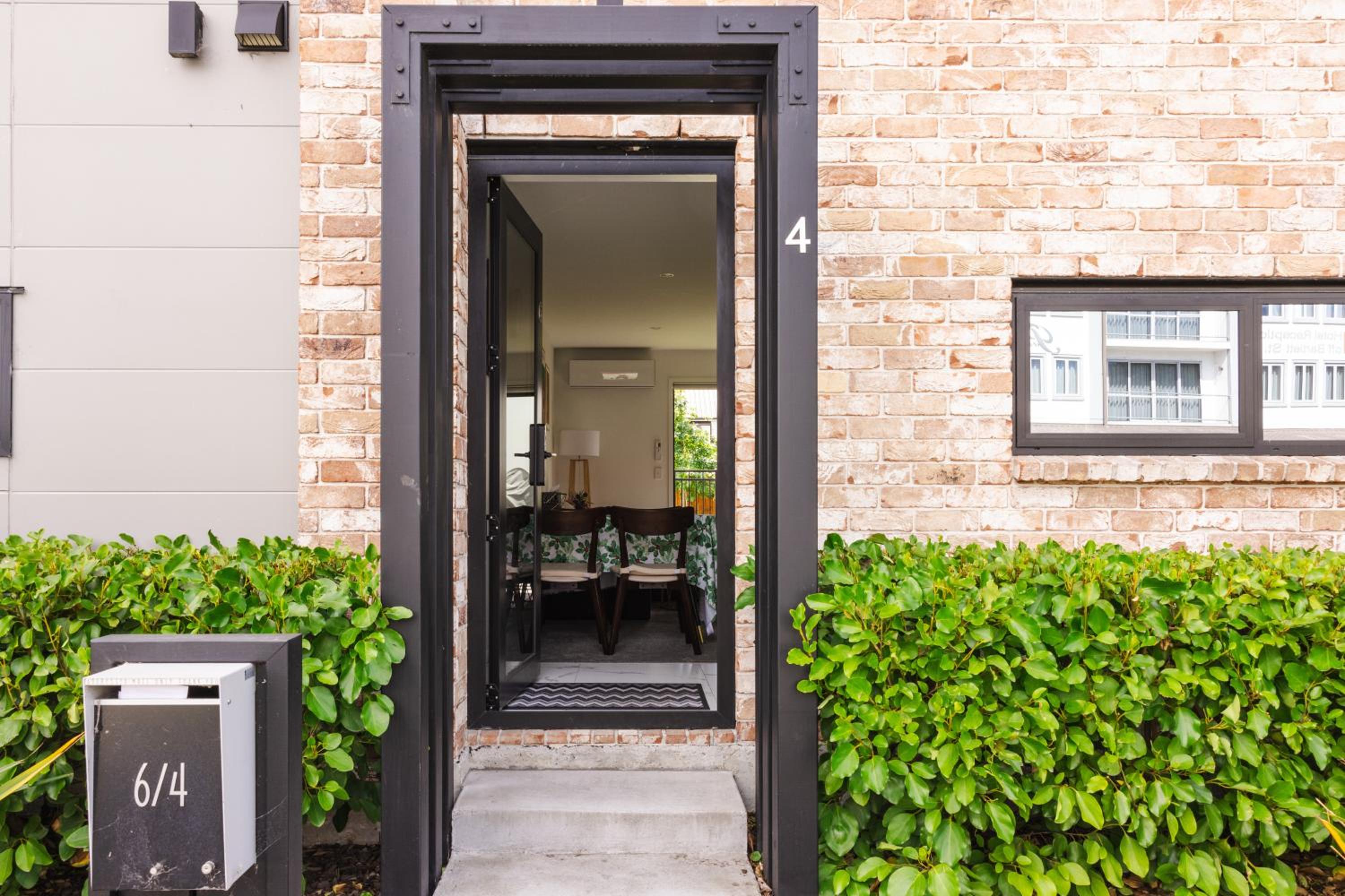 Modern 2 bedroom by Hagley Park