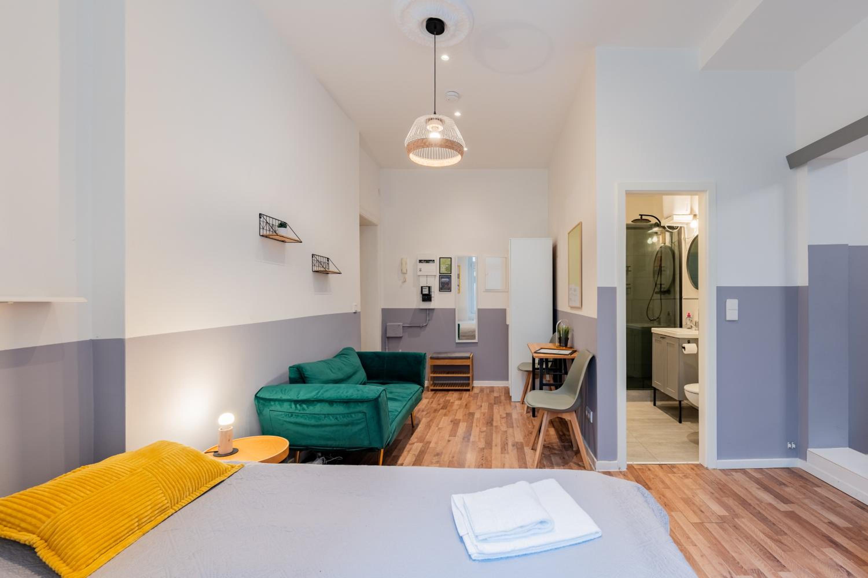 Central 2 BR Flat in trendy area / Self check-in
