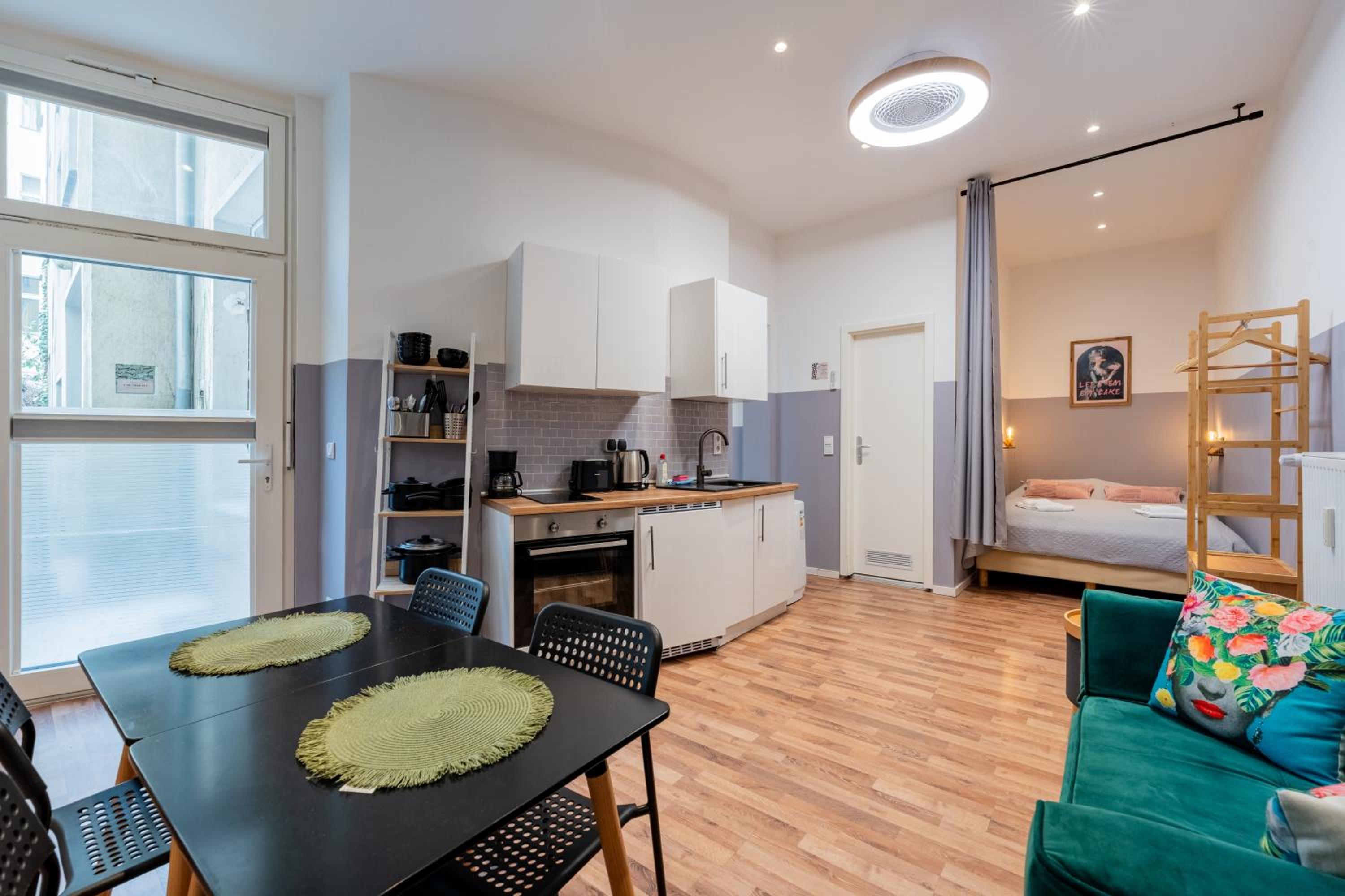 Central 2 BR Flat in trendy area / Self check-in