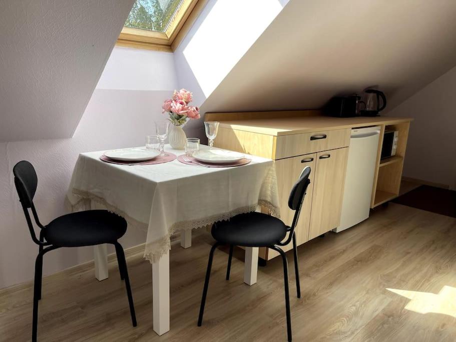 Small & Cozy Studio Apartment - WiFi & Free Parking view 4