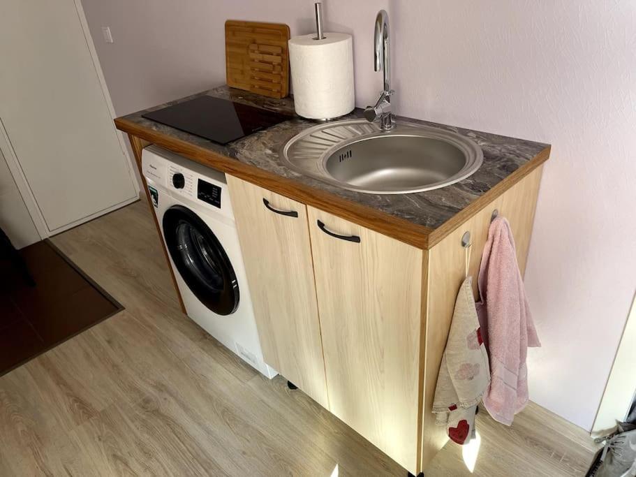 Small & Cozy Studio Apartment - WiFi & Free Parking view 5