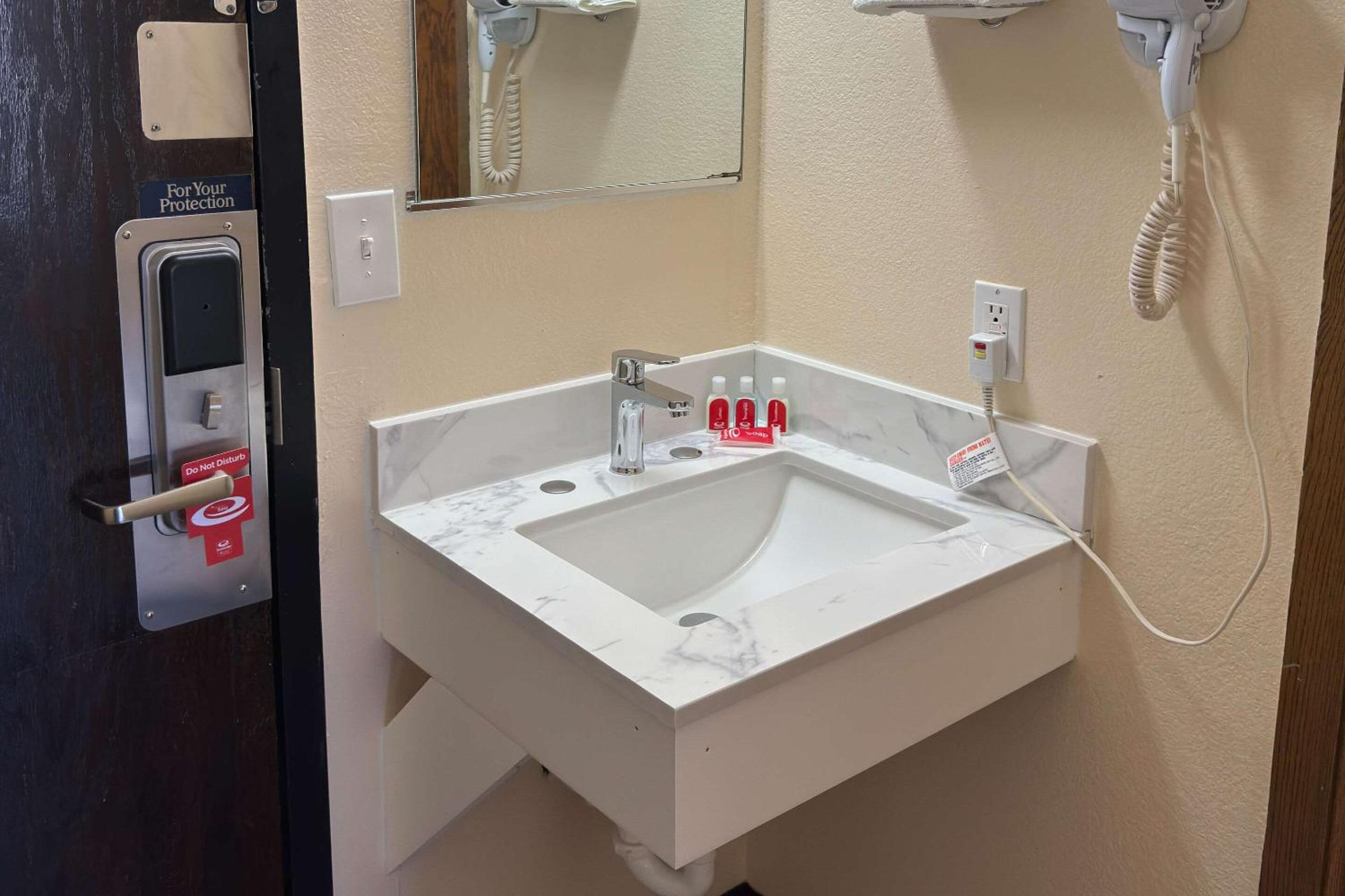 St Cloud Vacations - Econo Lodge - Property Image 3