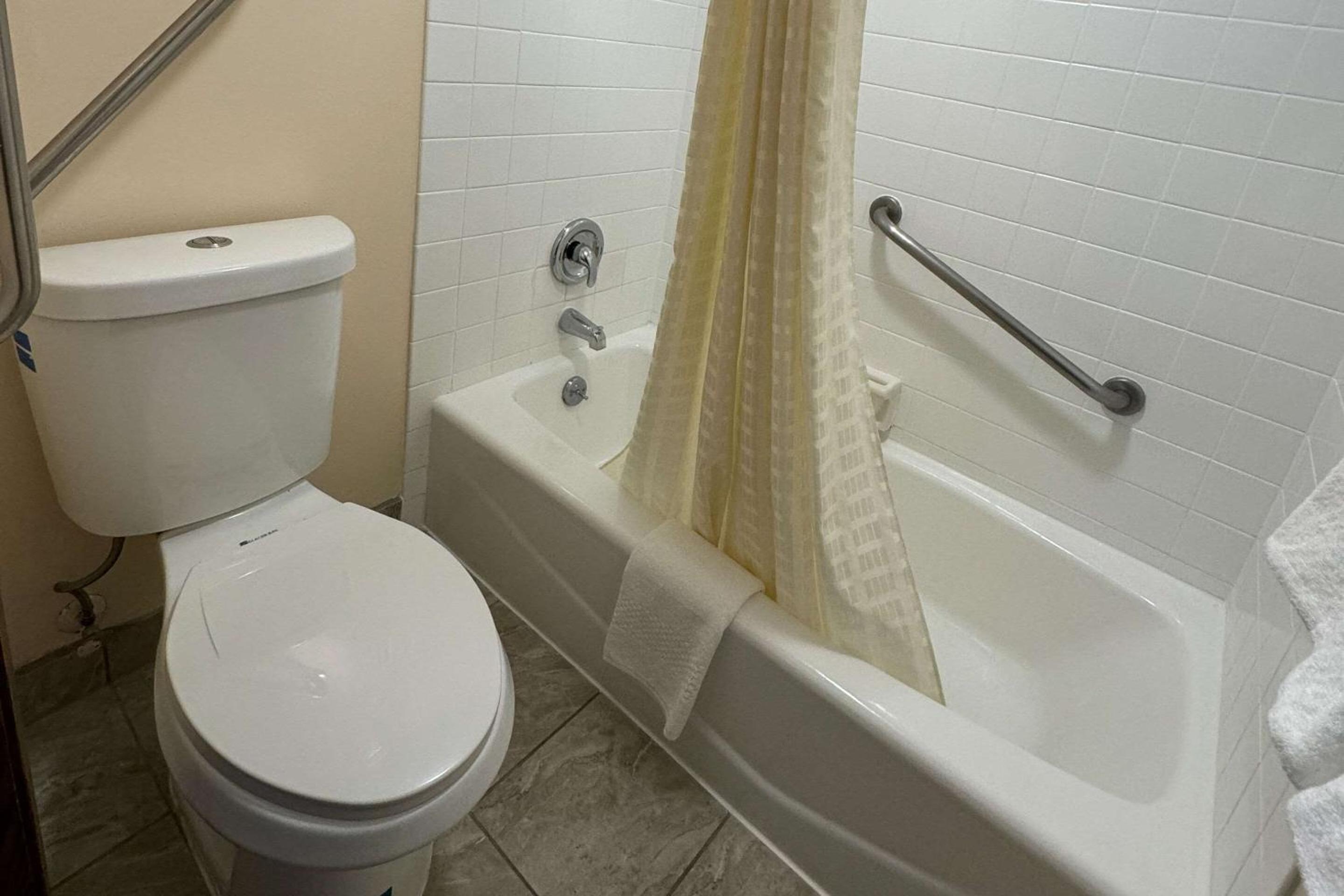 St Cloud Vacations - Econo Lodge - Property Image 4