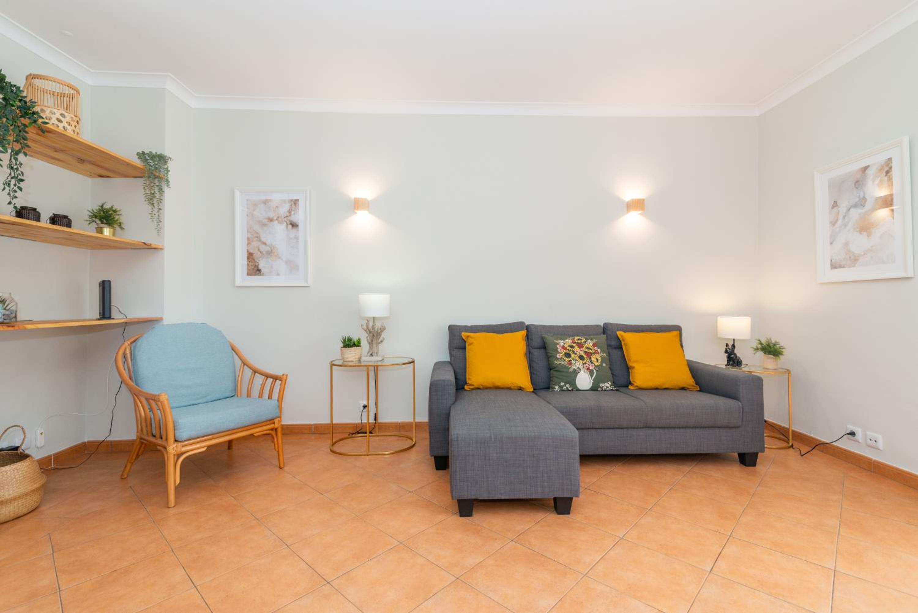 Sunny Golden 1BDR Apartment w Beach & Pool Access Included