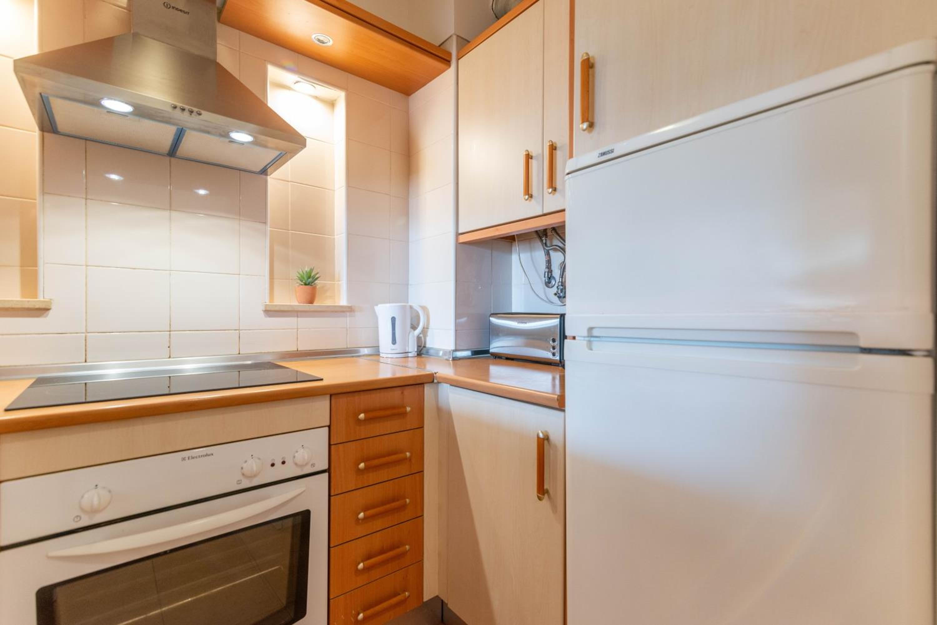 Sunny Golden 1BDR Apartment w Beach & Pool Access Included