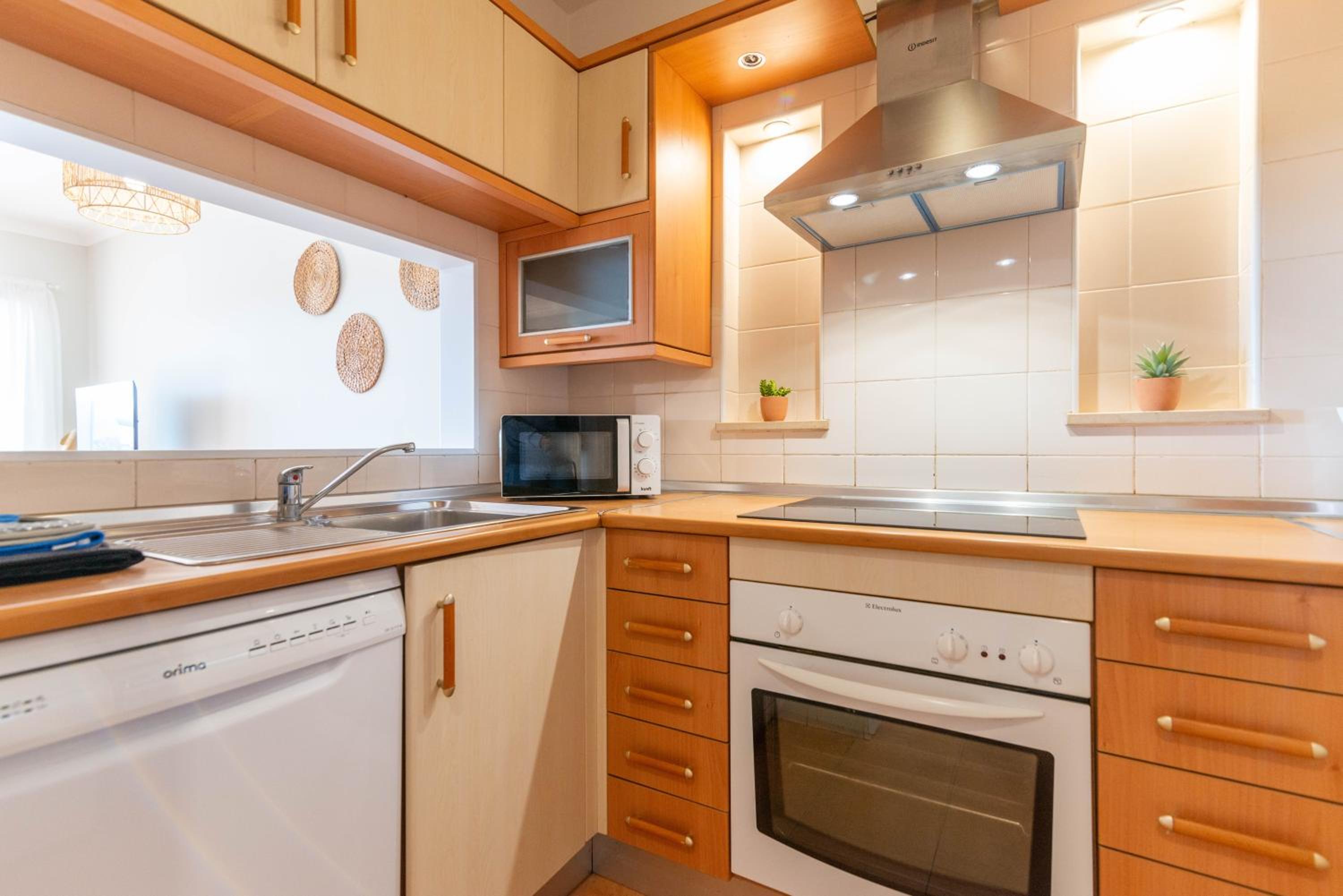 Sunny Golden 1BDR Apartment w Beach & Pool Access Included