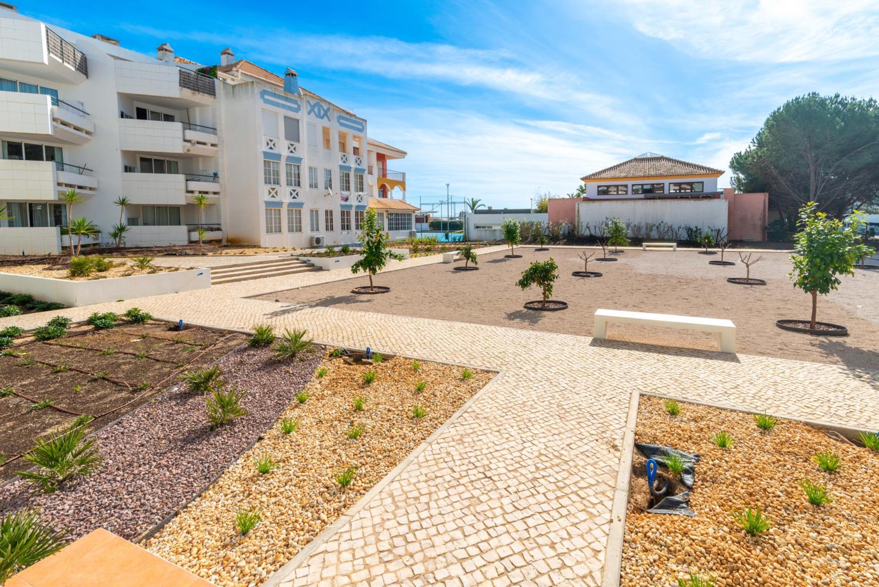 Sunny Golden 1BDR Apartment w Beach & Pool Access Included
