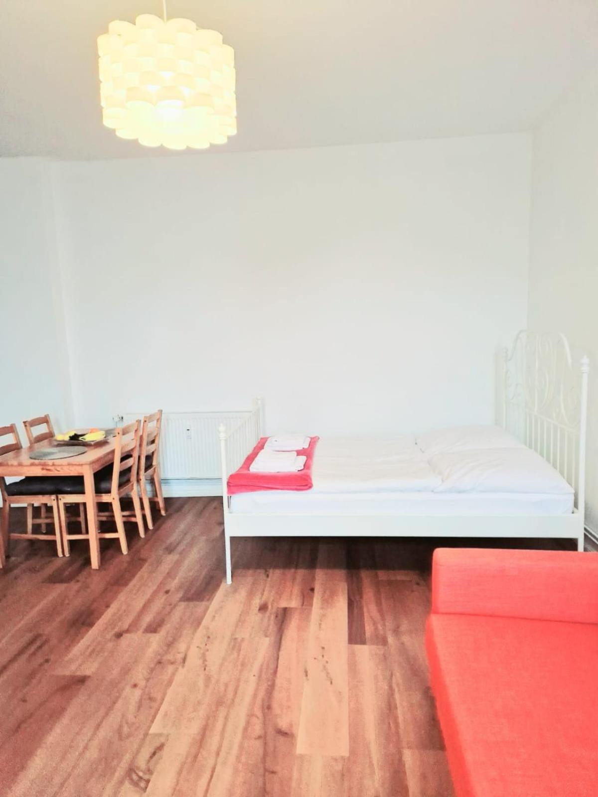 City Studio Apartment for 4, near Sonnenallee