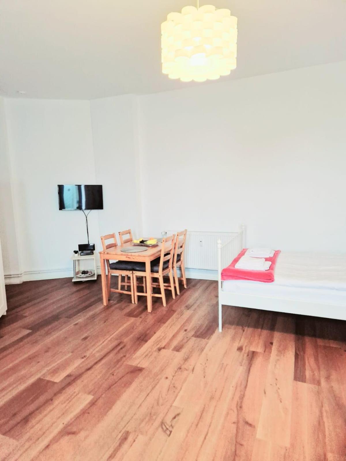 City Studio Apartment for 4, near Sonnenallee