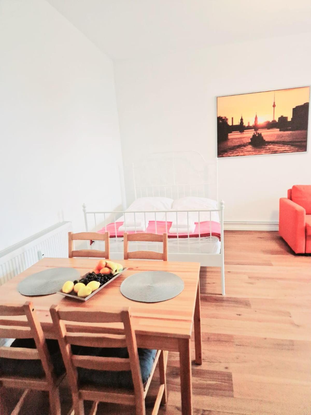 City Studio Apartment for 4, near Sonnenallee