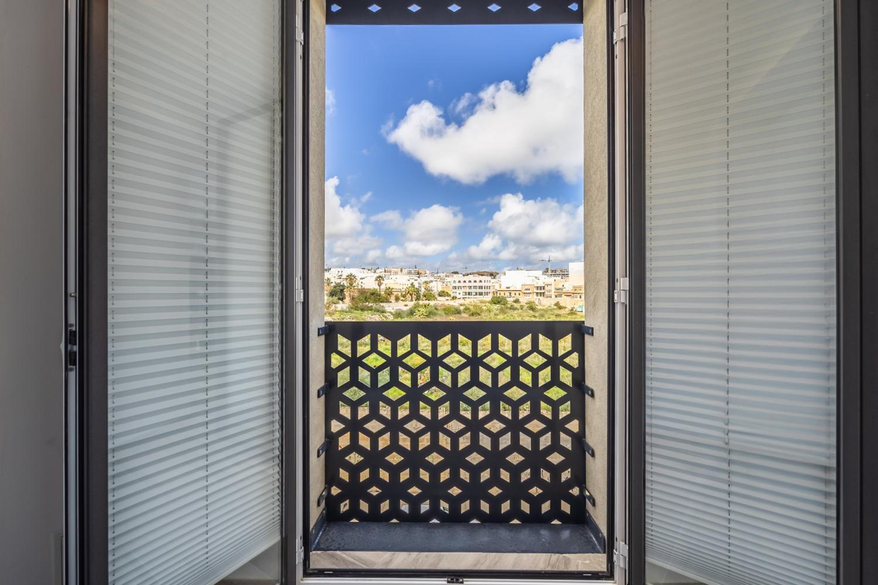 Brand new elegantly furnished studio apt in Gzira photo 2