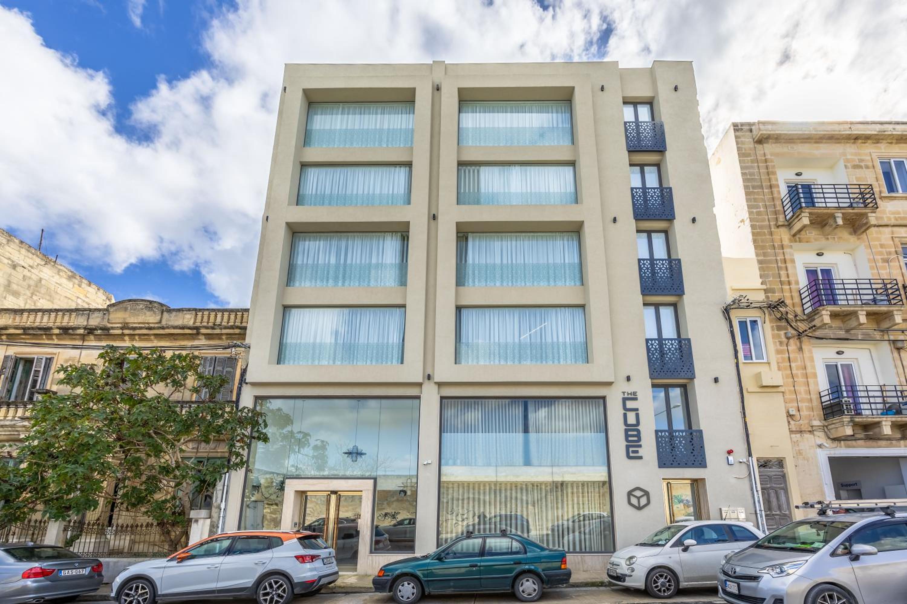Brand new elegantly furnished studio apt in Gzira photo 3