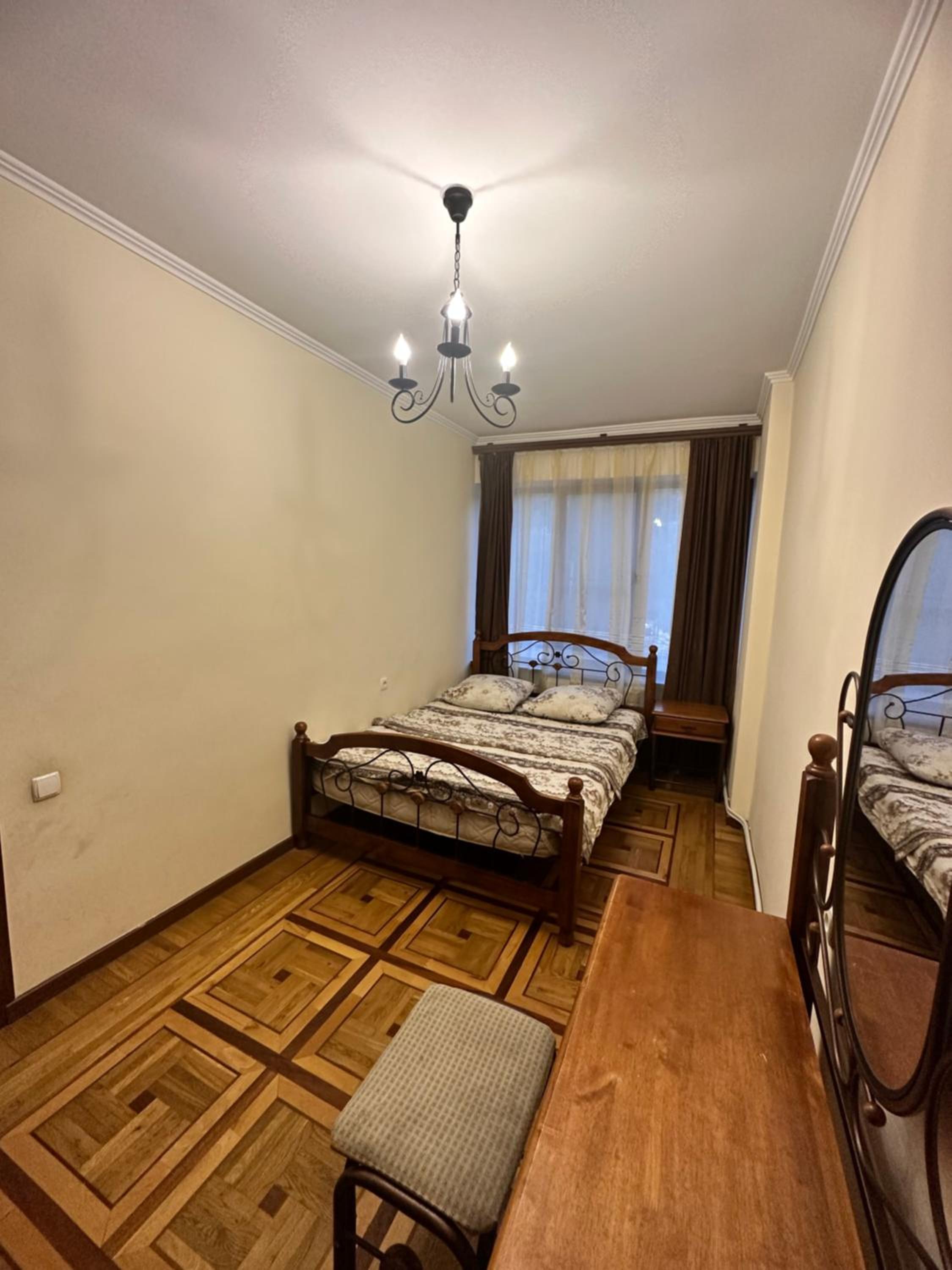 Saryan Mashtots Apart