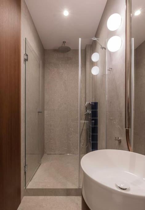 City Centre Design Apartment photo 4