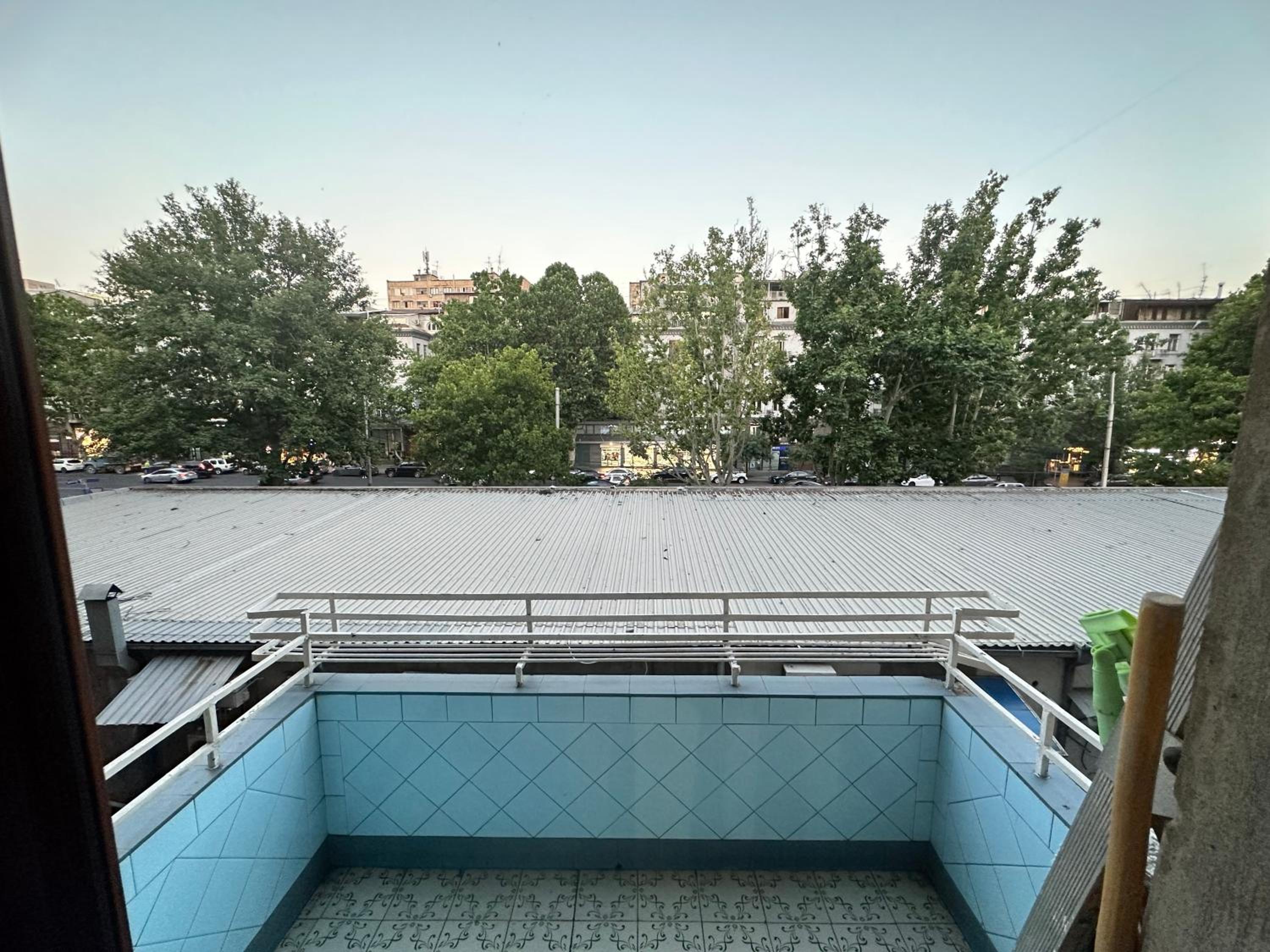 Saryan Mashtots Apart