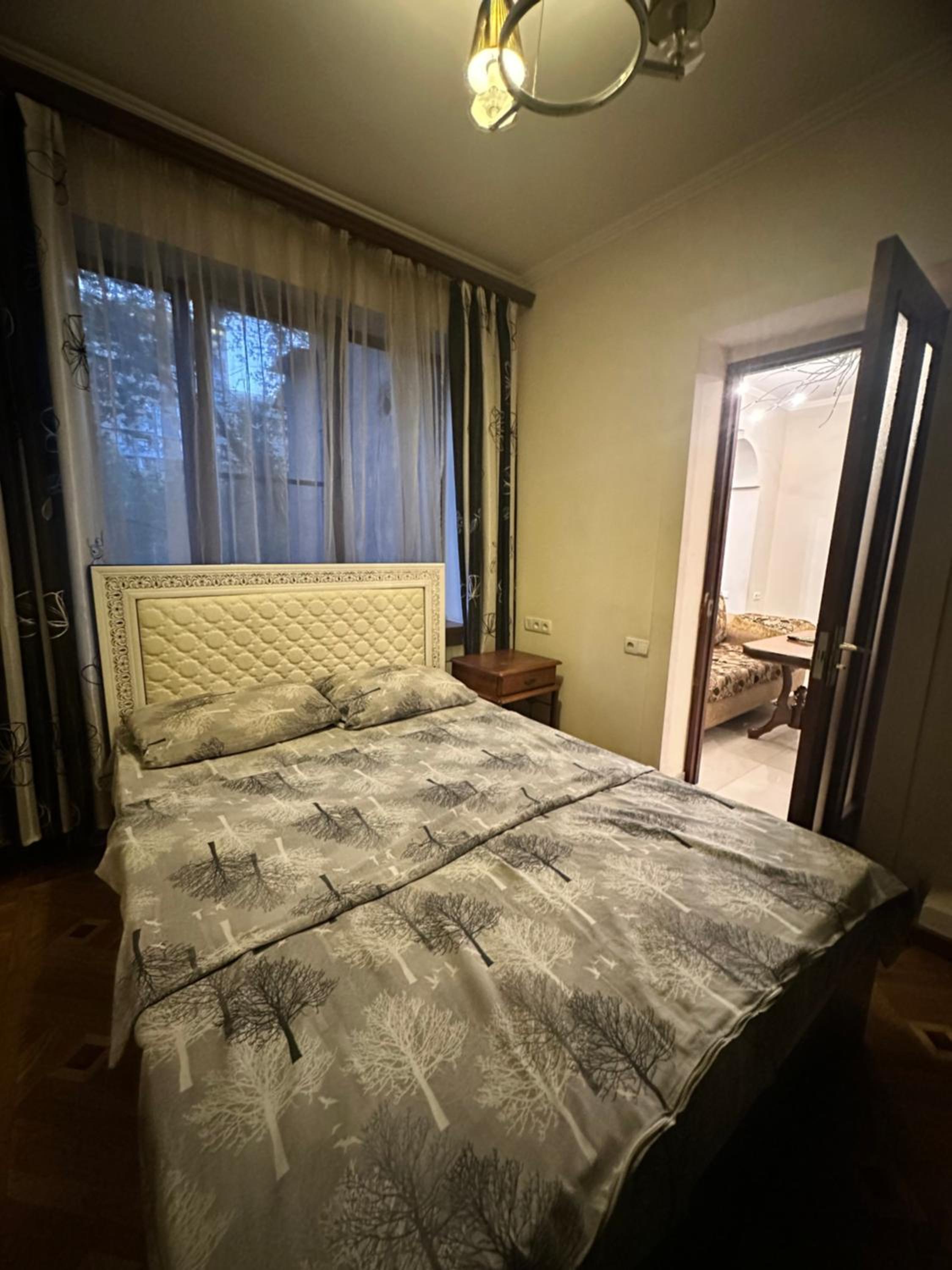 Saryan Mashtots Apart