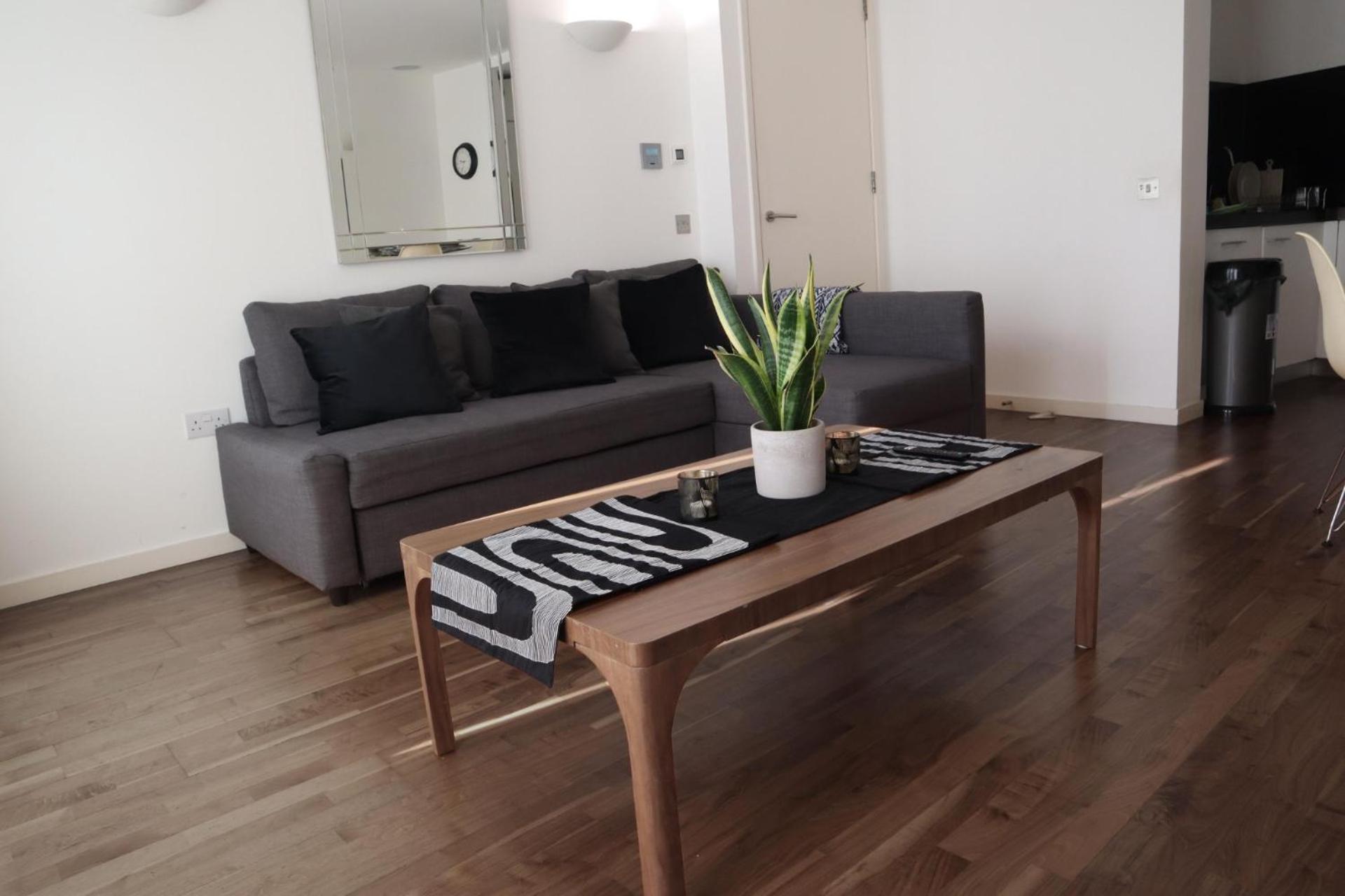 Luxury River View Canary Wharf Apartment view 2