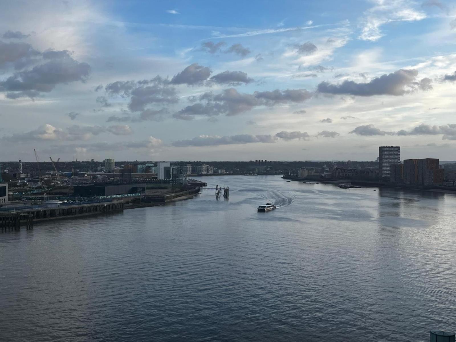 Luxury River View Canary Wharf Apartment view 3