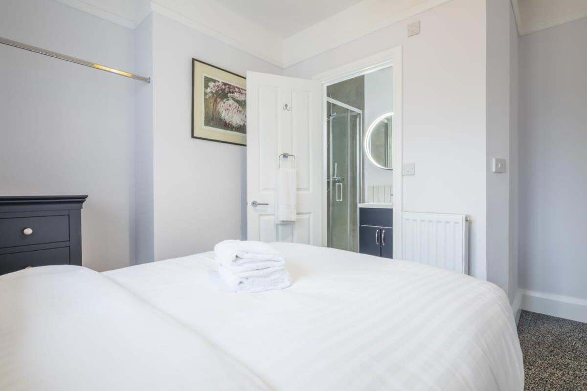 Central 4 Bed Home With Parking view 2