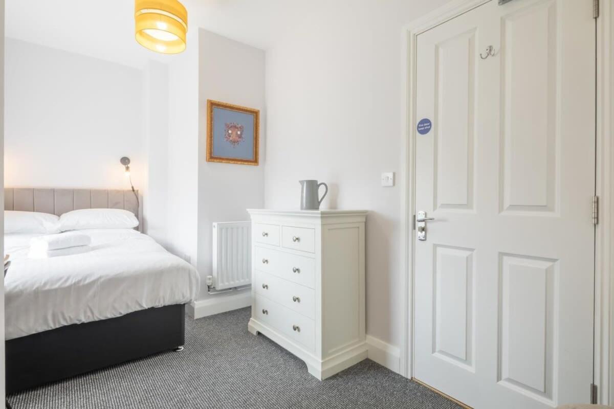 Central 4 Bed Home With Parking view 5