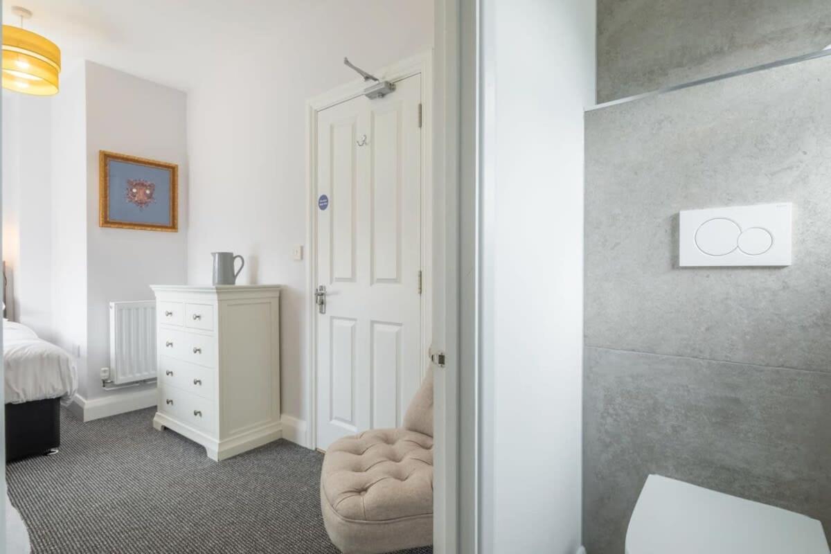 Central 4 Bed Home With Parking view 4