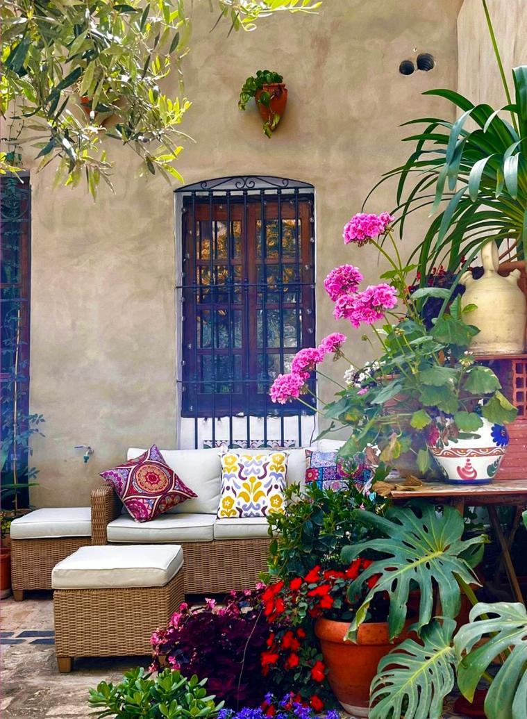 Oliva Courtyard Guesthouse