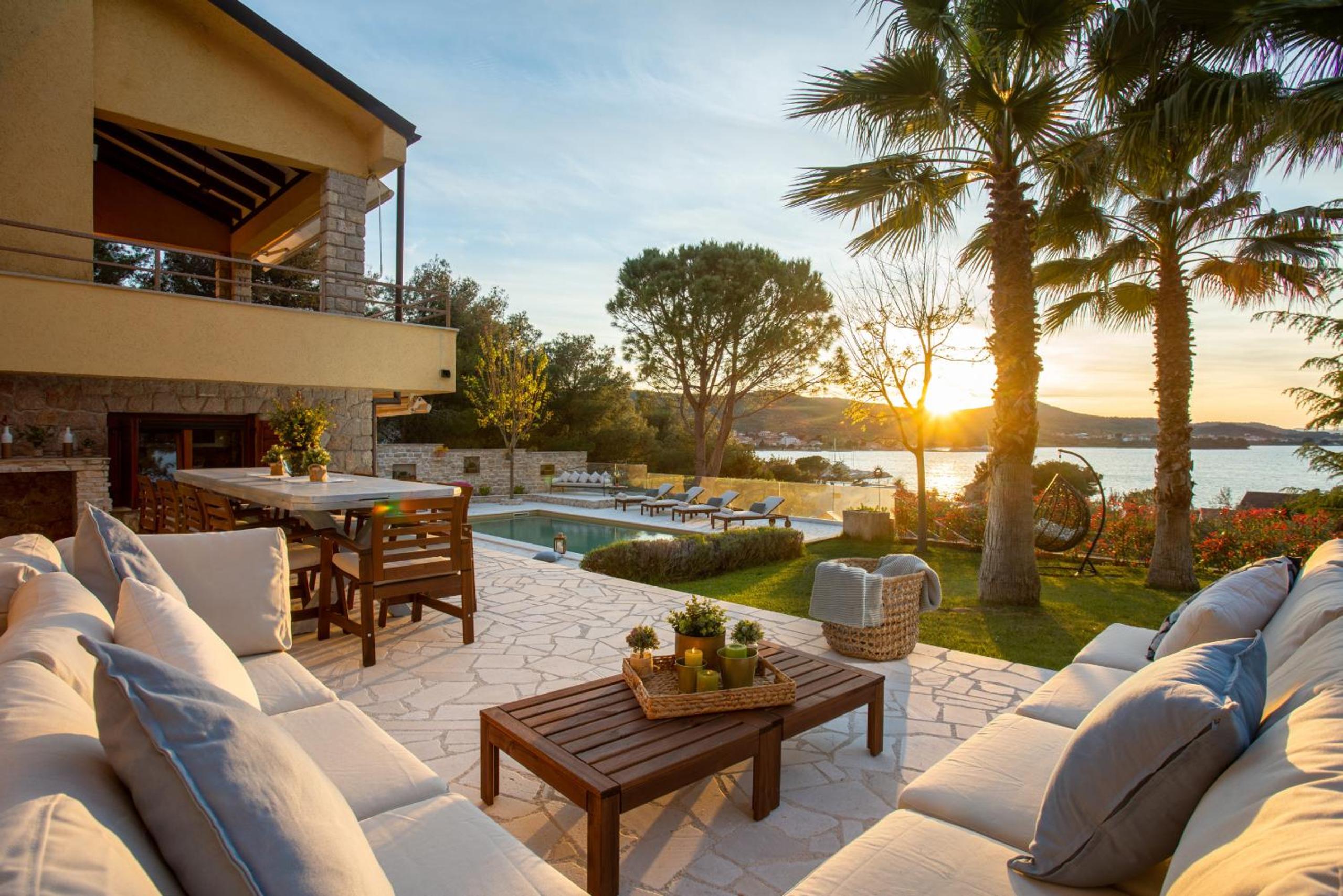 Villa Barotul with pool view 3
