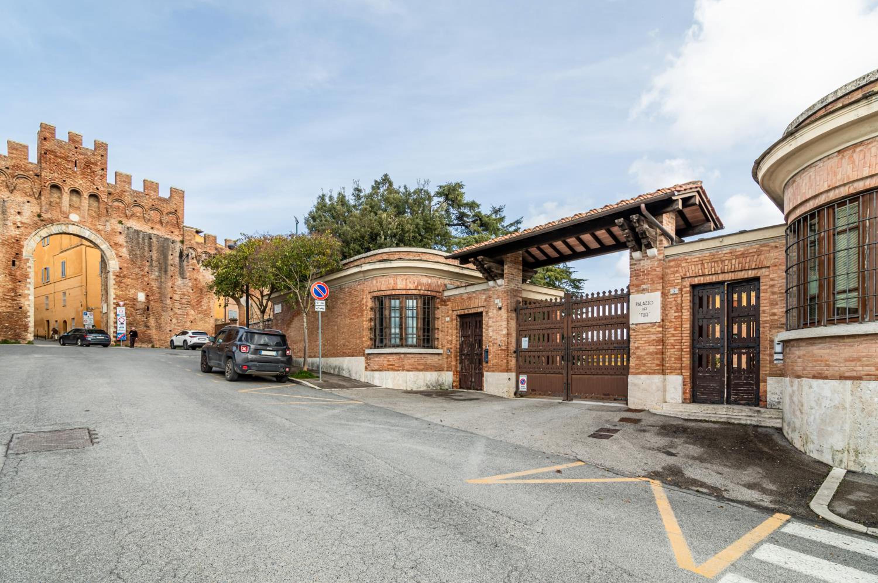 GuestHost - Porta Tufi Luxury Apt with Parking view 5