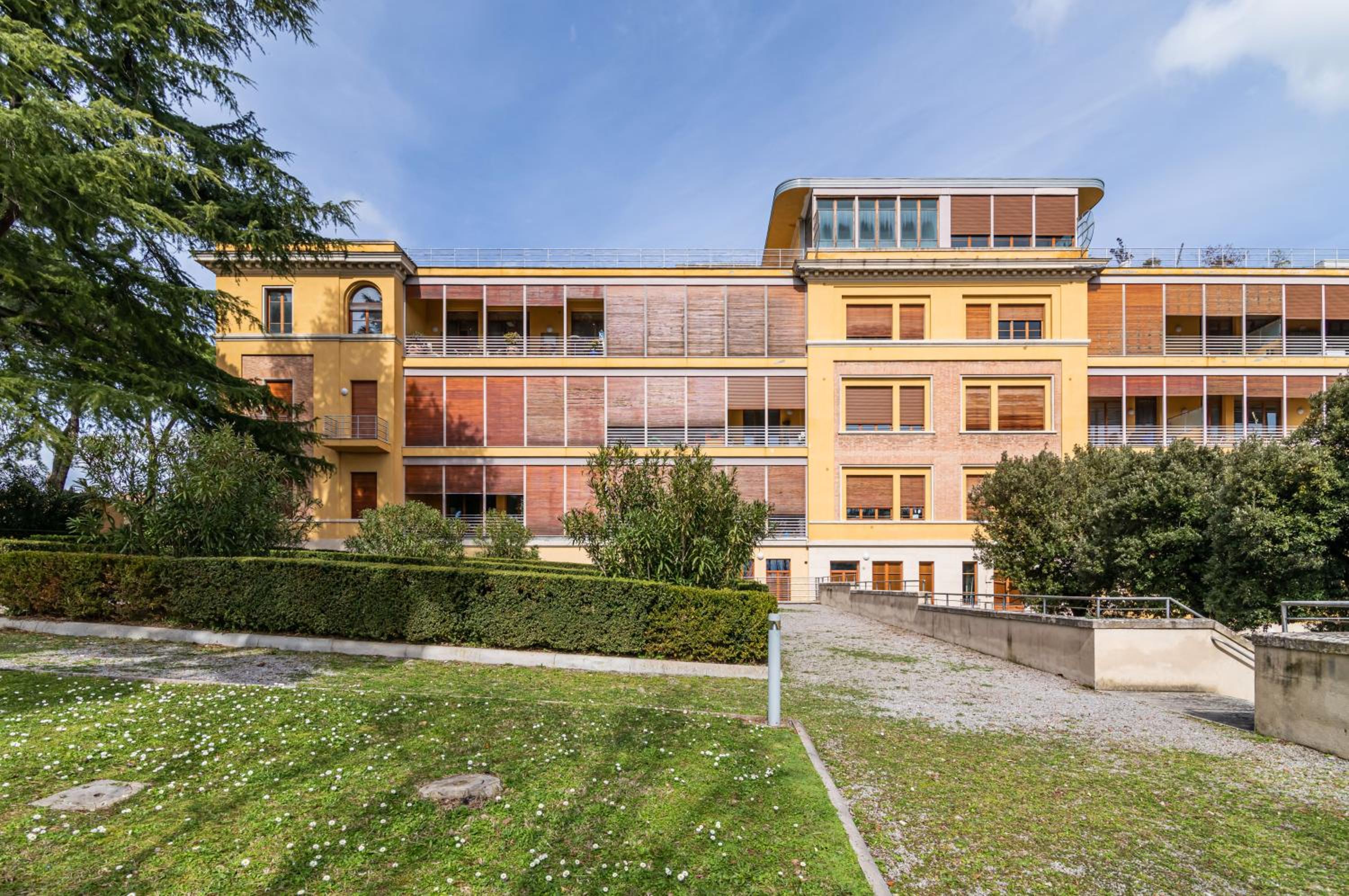 GuestHost - Porta Tufi Luxury Apt with Parking view 4