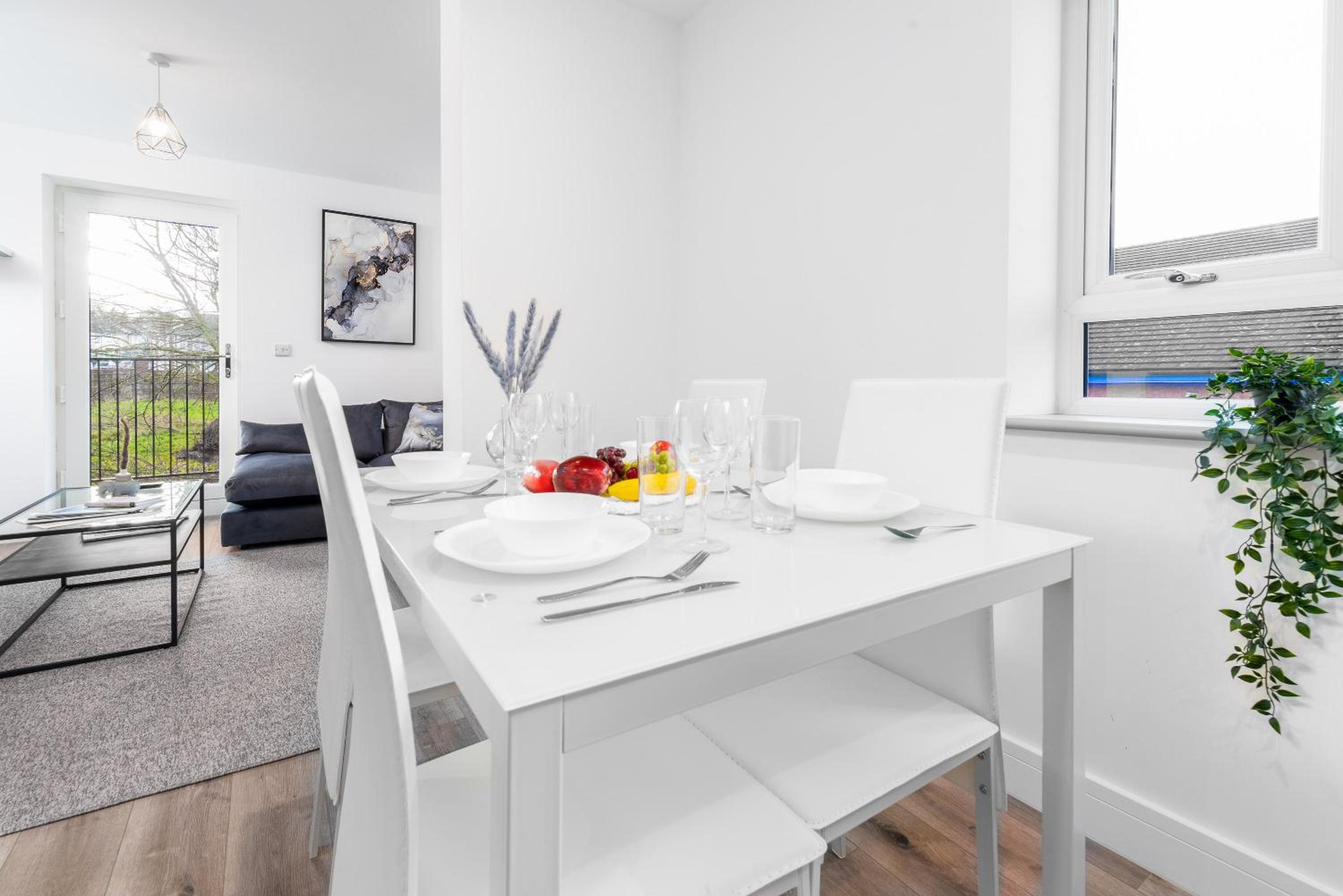 The Marson's Collection - 2 Bedroom Apartment - Balcony - Secure Parking - 4MC