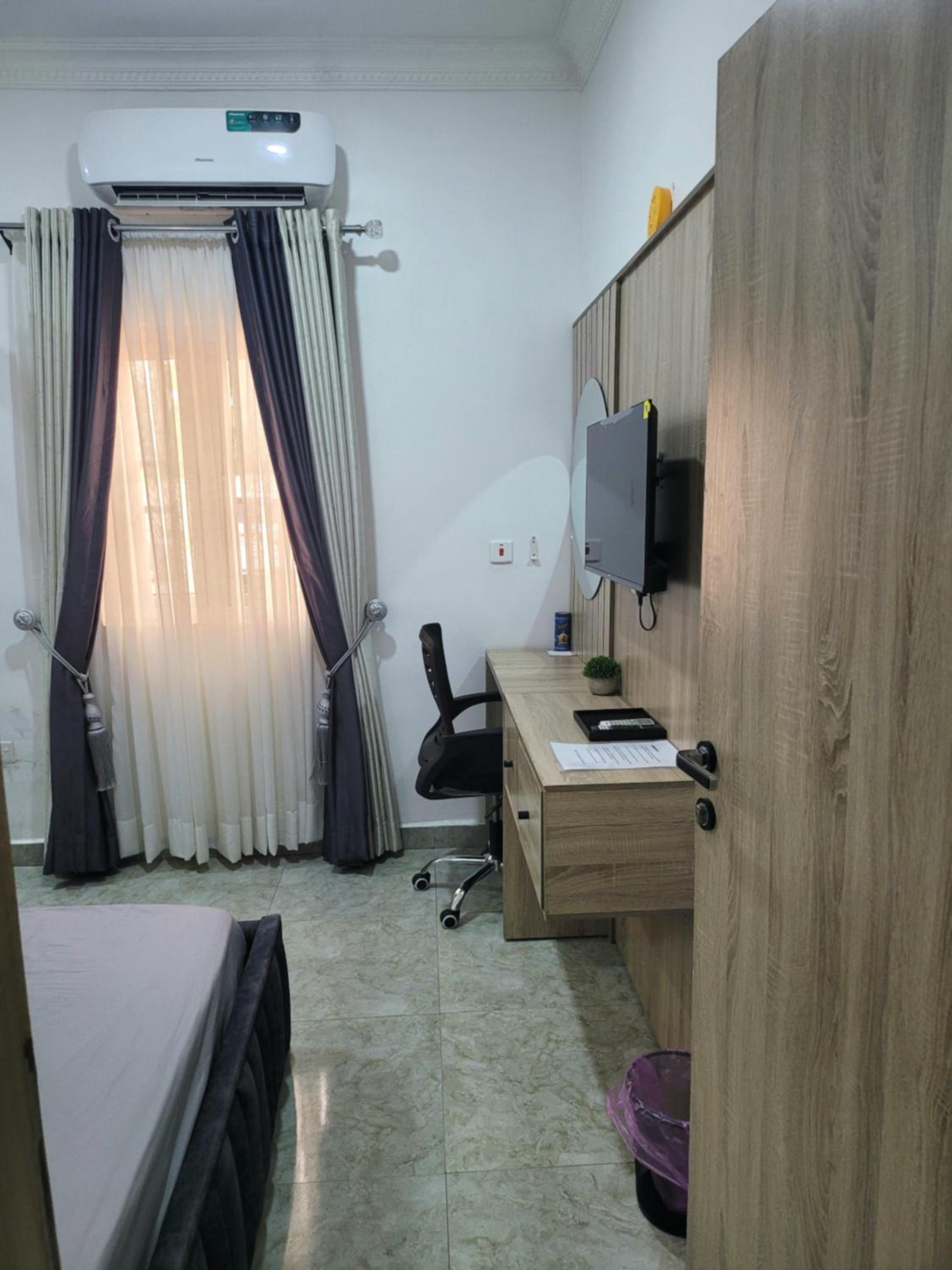 BDA APARTMENT - One Bedroom with Parlor, Free Wi-Fi, Netflix, Smart TV, Kitchen, PlayStation 4, 24 Hours Electricity, Located In Wuse view 4