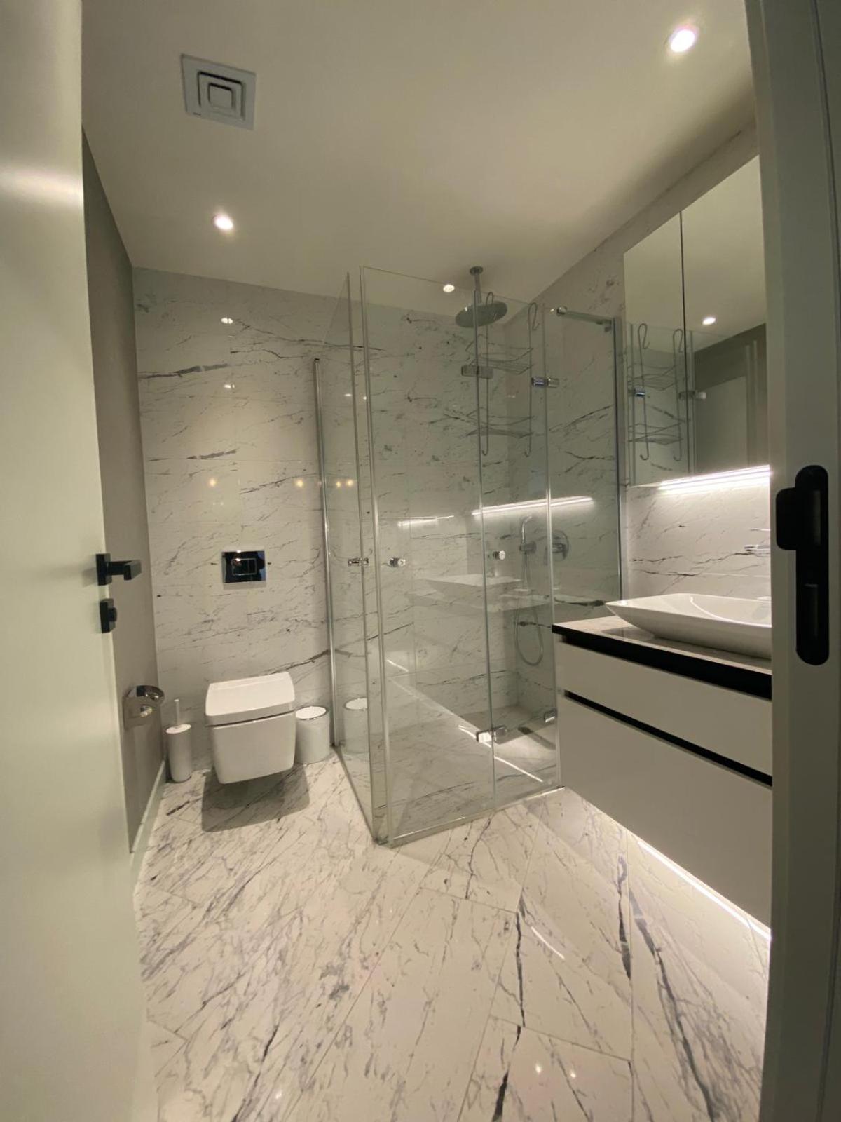 Queen Residence By A