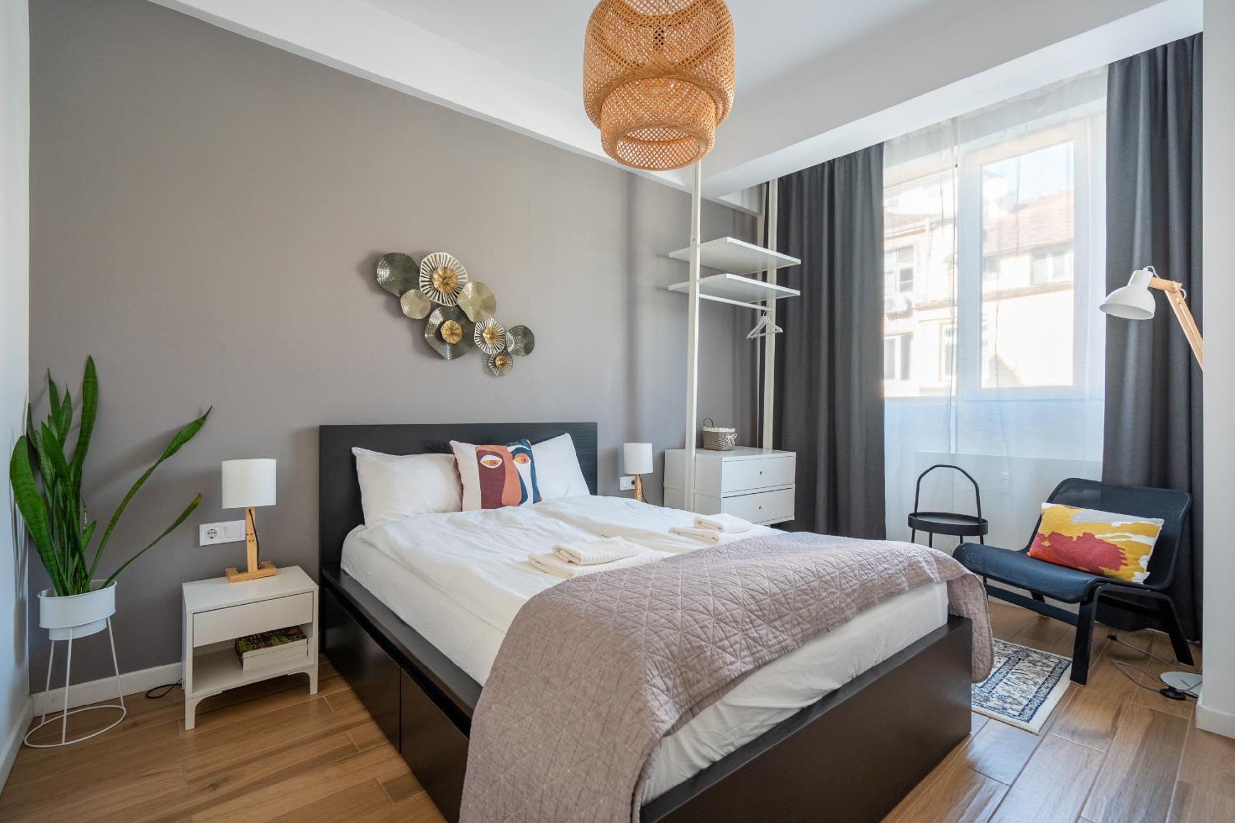 Elegant Getaway Near Iconic Eagles' Bridge