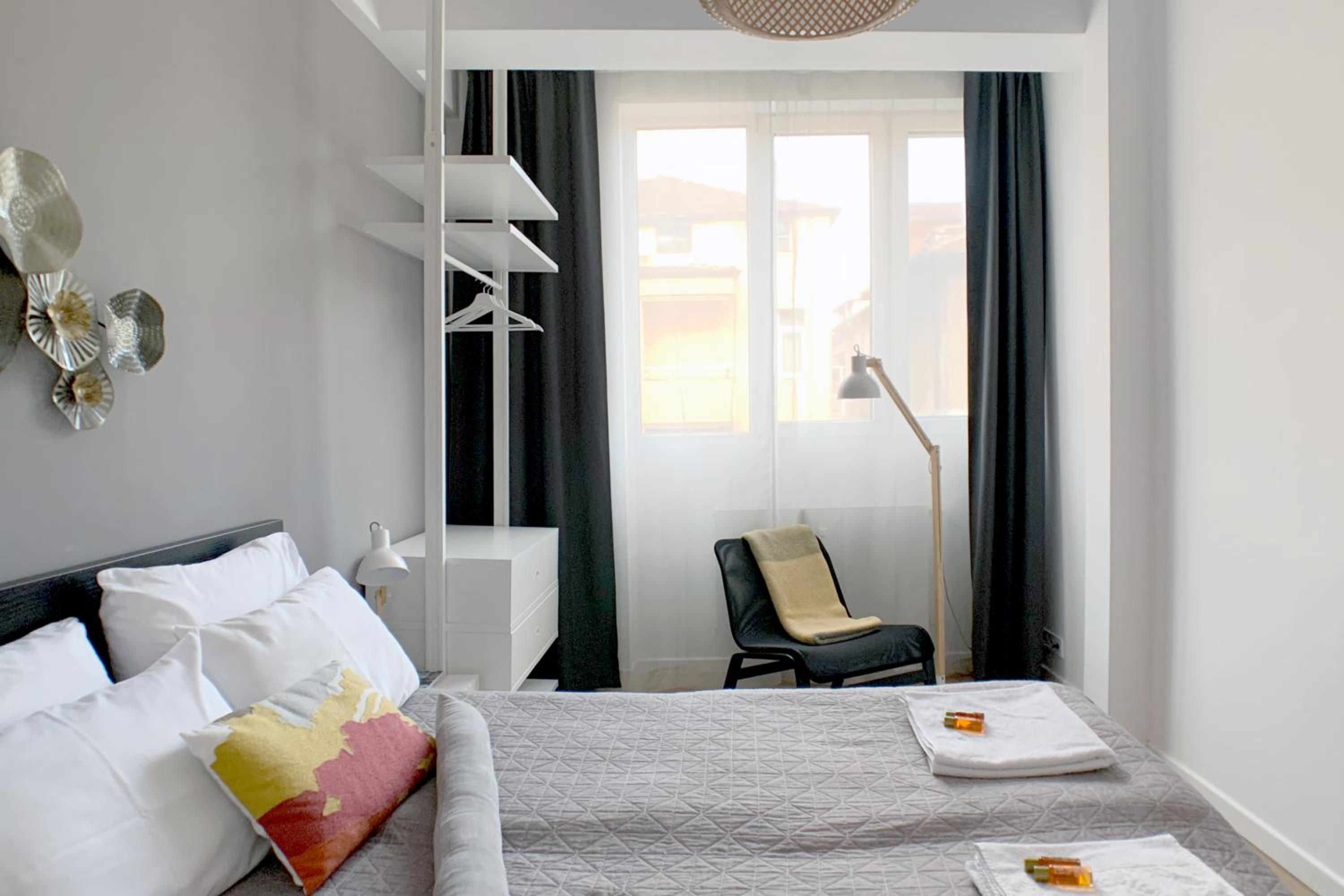 Elegant Getaway Near Iconic Eagles' Bridge
