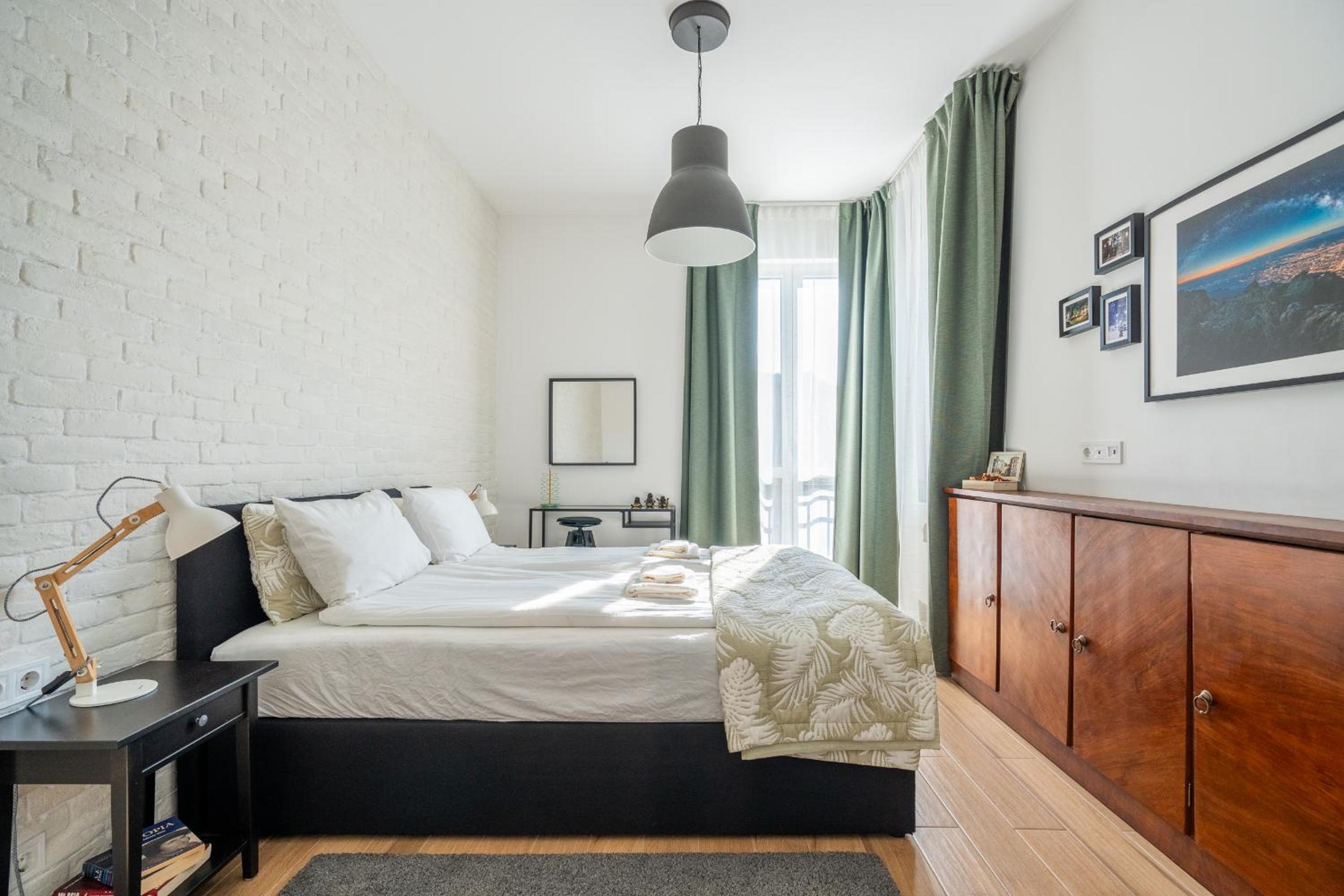 Elegant Getaway Near Iconic Eagles' Bridge
