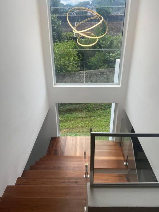 Arquitetura Moderna com Conforto Serrano