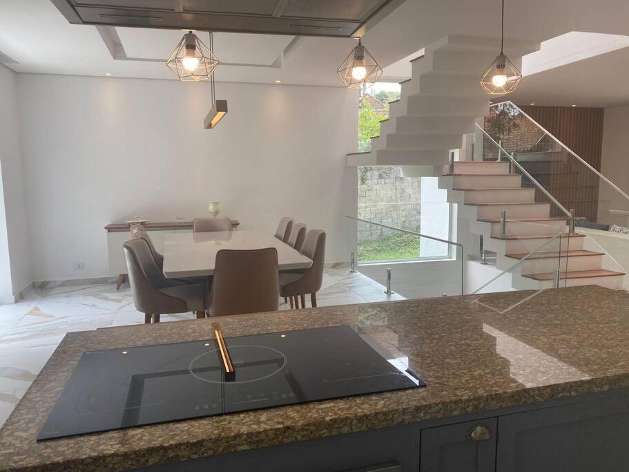 Arquitetura Moderna com Conforto Serrano