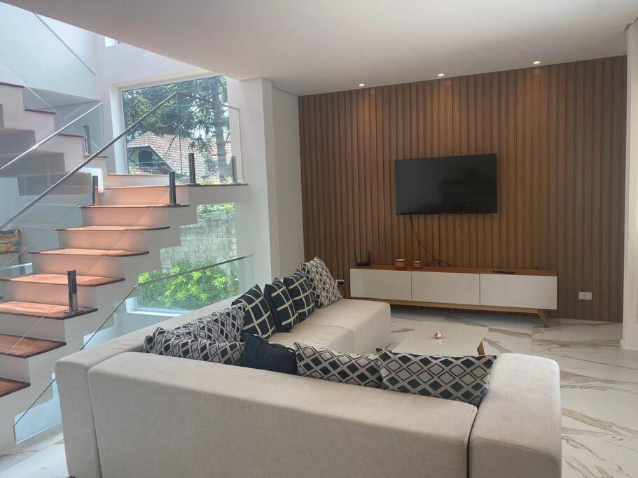 Arquitetura Moderna com Conforto Serrano