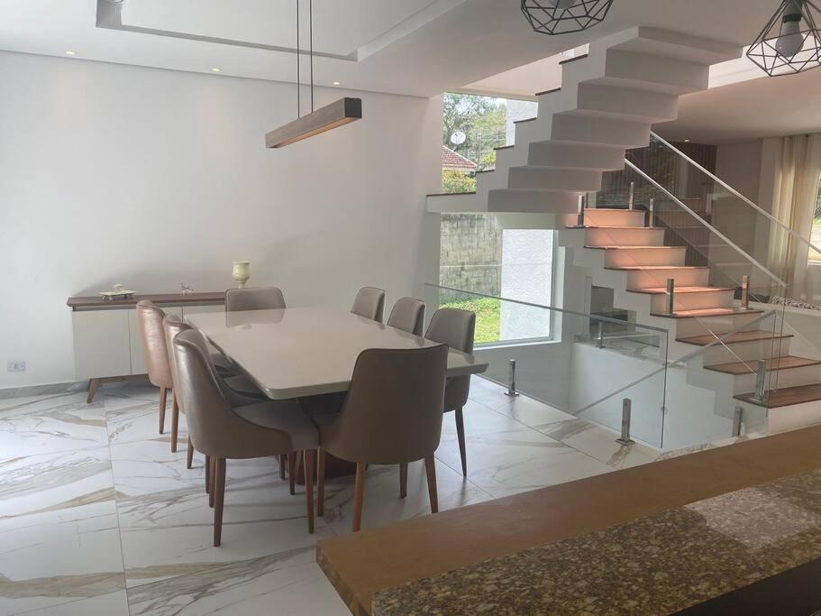 Arquitetura Moderna com Conforto Serrano