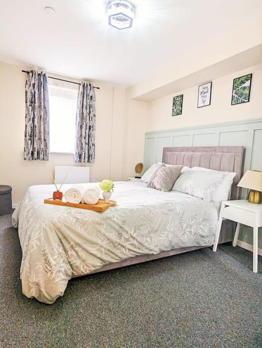 A superb 2 bed, 2 bathroom apartment in Manchester City centre FREE PARKING view 3