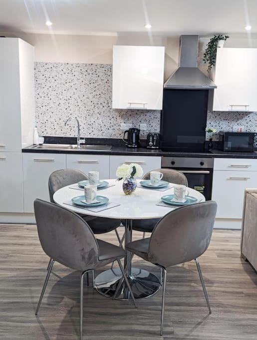 A superb 2 bed, 2 bathroom apartment in Manchester City centre FREE PARKING view 4