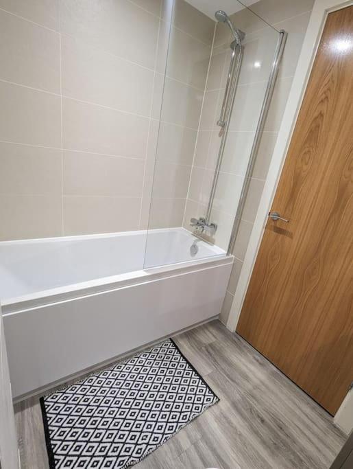 A superb 2 bed, 2 bathroom apartment in Manchester City centre FREE PARKING view 5