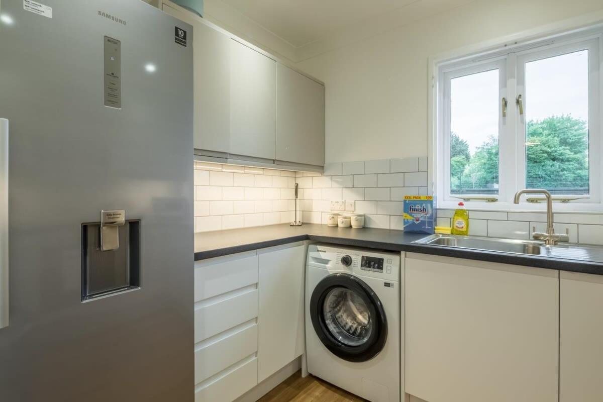 Lovely 1 Bed Apartment With FREE PARKING & Garden view 4