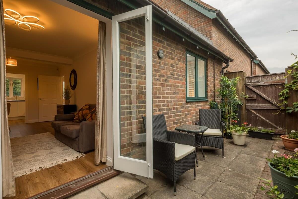 Lovely 1 Bed Apartment With FREE PARKING & Garden view 5