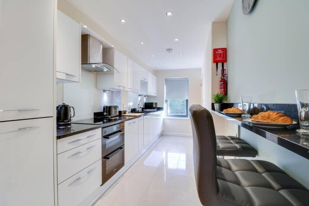 Charming and Modern 2 Bedroom House with Parking view 2