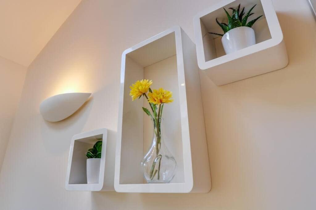 Charming and Modern 2 Bedroom House with Parking view 4