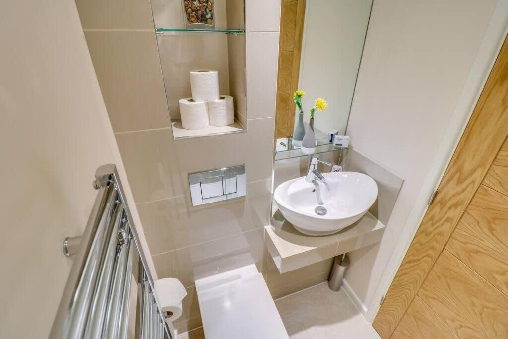 Charming and Modern 2 Bedroom House with Parking view 3